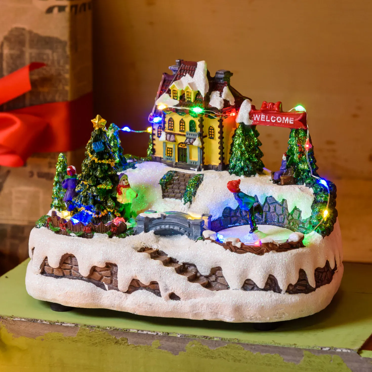 Villaggio di Natale in Polyresina, Pattinatore e Albero Natale con Bambini rotanti, h 15 cm