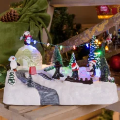 Villaggio di Natale, Paesaggio Polare con Igloo e Pinguini rotanti, h 16 cm, musiche natalizie