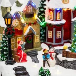 Villaggio di Natale, Paesaggio Innevato con personaggi e Albero di Natale rotante, h 18 cm, musiche natalizie
