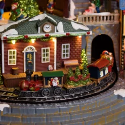 Villaggio di Natale, Stazione con Trenino in movimento e Albero di Natale rotante, h 38 cm, musiche natalizie
