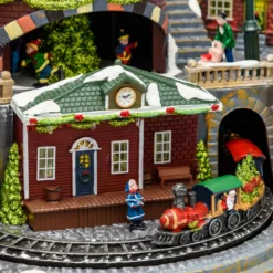 Villaggio di Natale, Stazione con Trenino in movimento e Albero di Natale rotante, h 38 cm, musiche natalizie