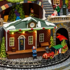 Villaggio di Natale, Stazione con Trenino in movimento e Albero di Natale rotante, h 38 cm, musiche natalizie