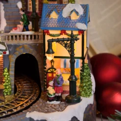 Villaggio di Natale, Stazione con Trenino in movimento e Albero di Natale rotante, h 38 cm, musiche natalizie